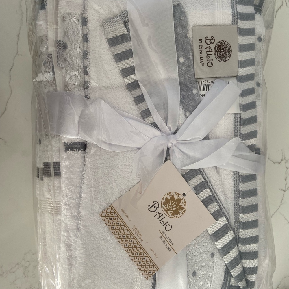 NEW White and Gray Bath Towel 6-Piece Set NWT msrp $57.99